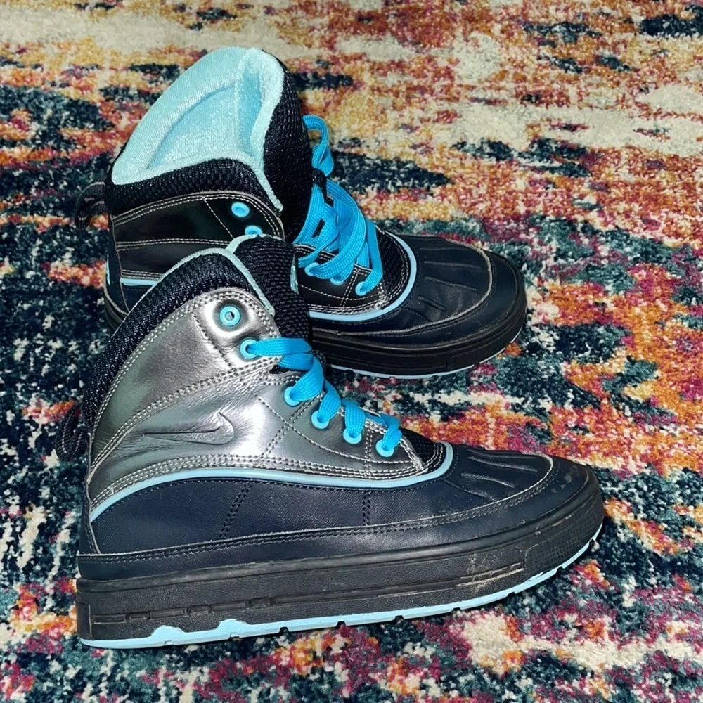 Nike ACG Woodside 2 High Hiking Trail Shoe - Picture 3 of 9